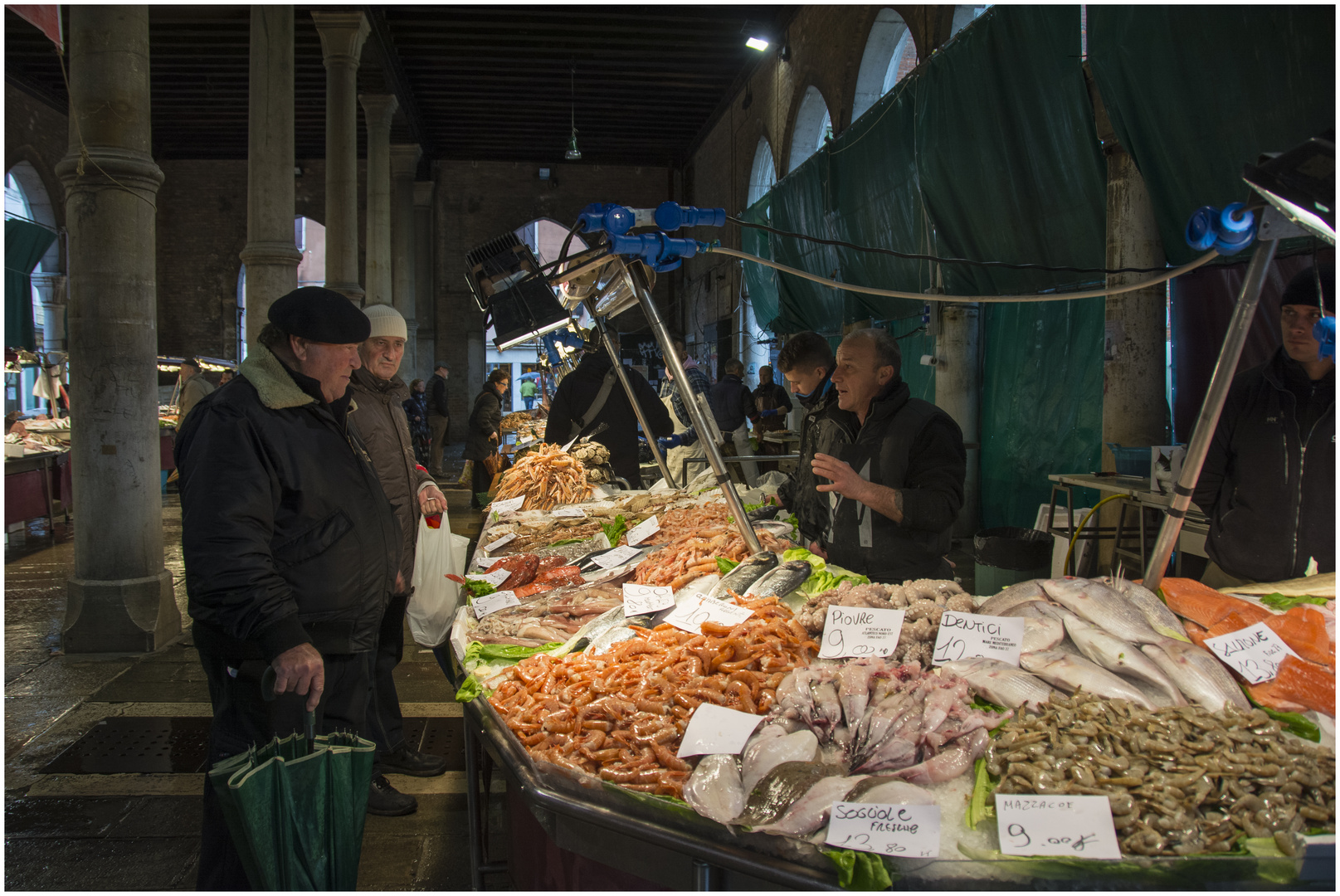 Auf dem Fischmarkt in Venedig