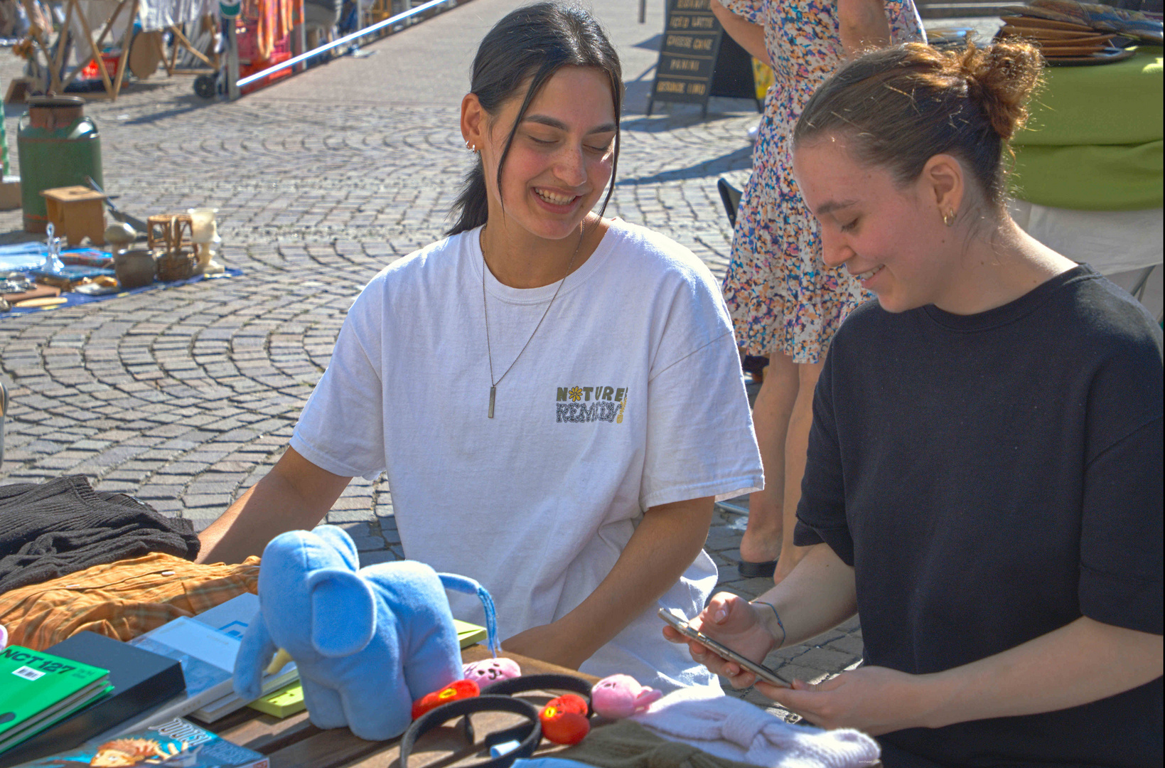 auf dem Flohmarkt 2/4 : freundliche Gesichter