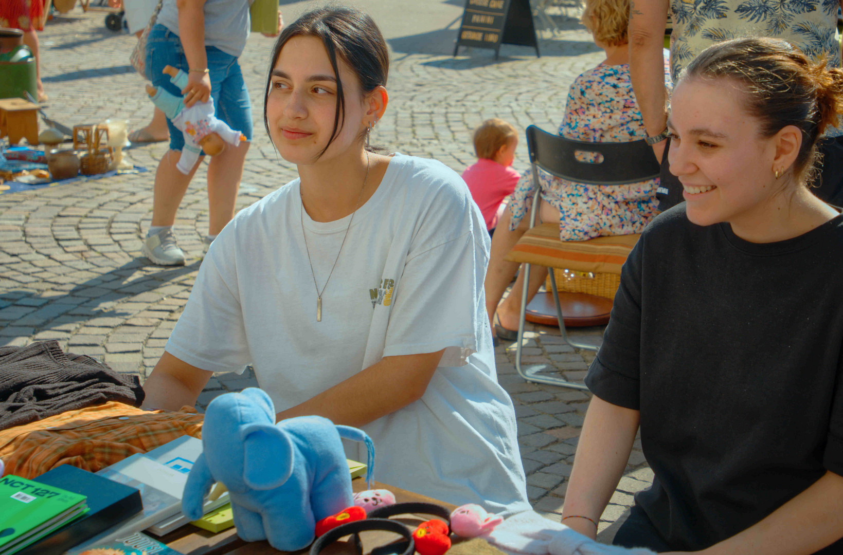 auf dem Flohmarkt 3/4 : freundliche Gesichter