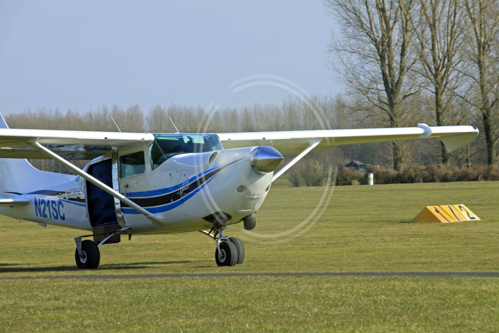 Auf dem Flugfeld 2