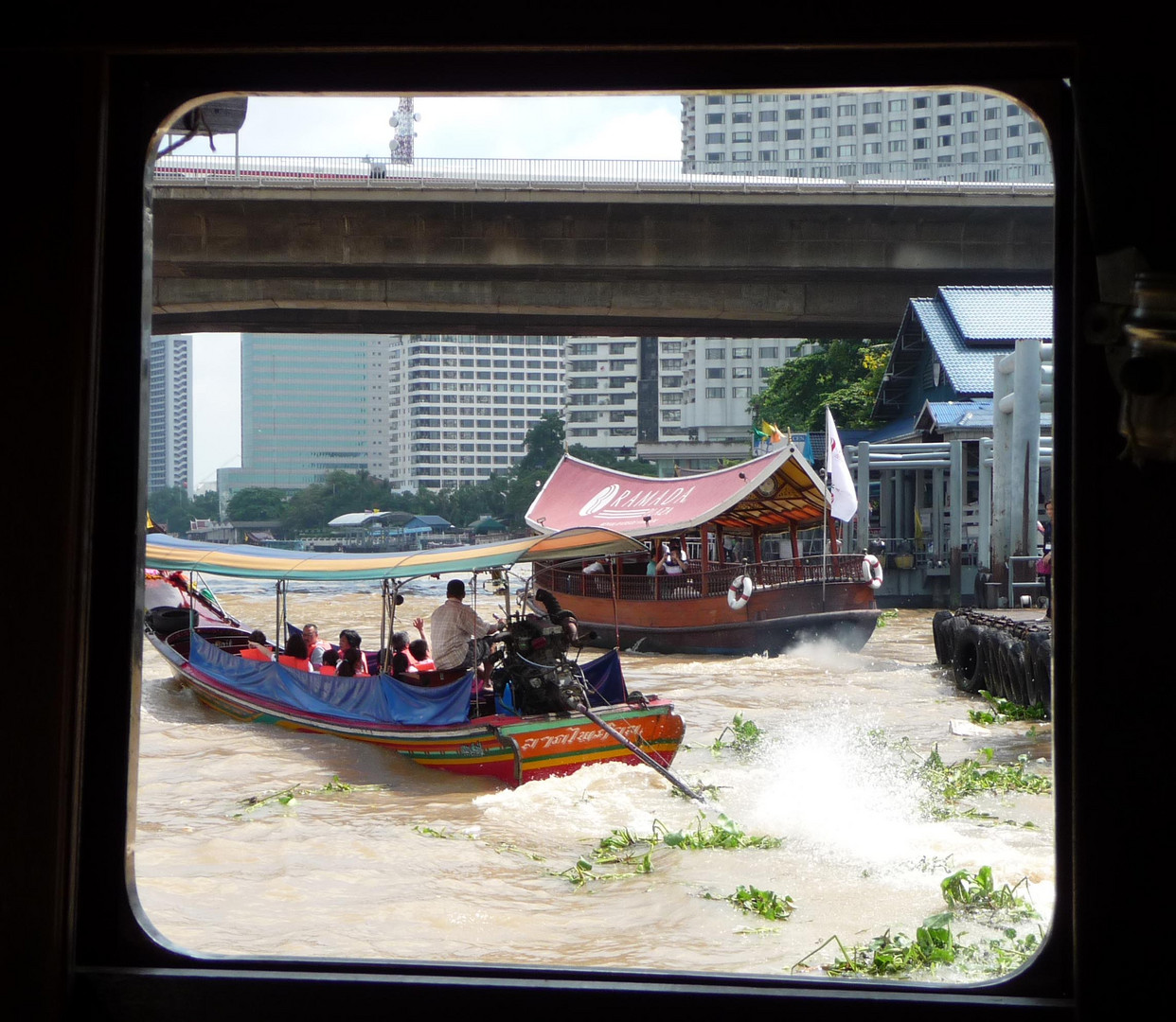 Auf dem Fluss Chao Praya in Bangkok, Thailand