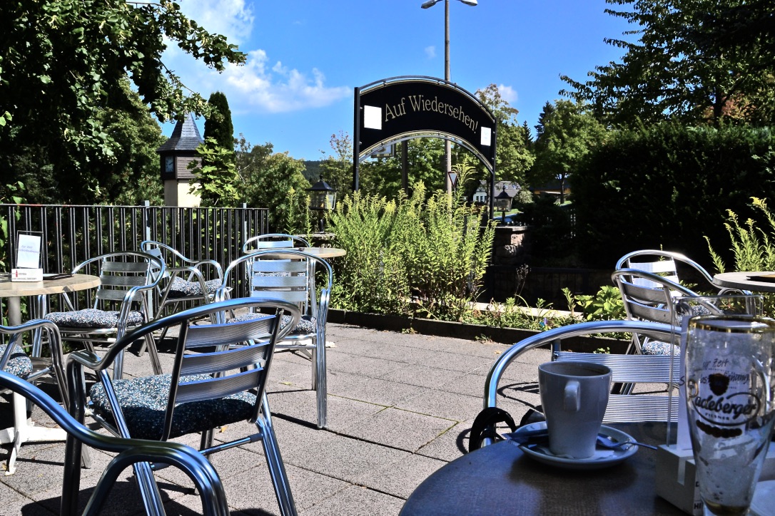 Auf dem Freisitz vom Eiscaffee "Sartor"…