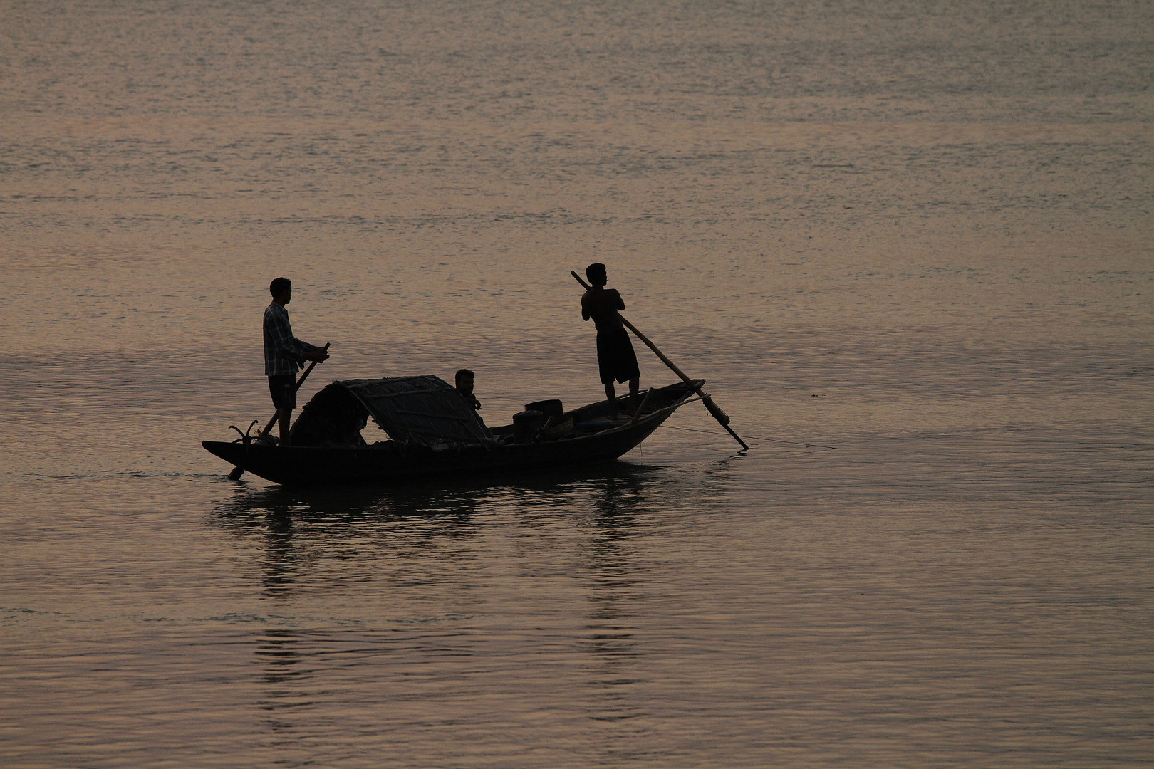 Auf dem Ganges bei Kolkata, Indien