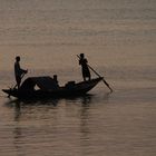 Auf dem Ganges bei Kolkata, Indien