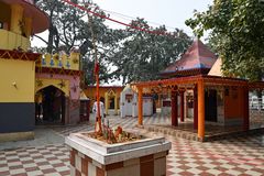 Auf dem Gelände des Jaleshwarnath Mahadev Tempels in Jaleshwar