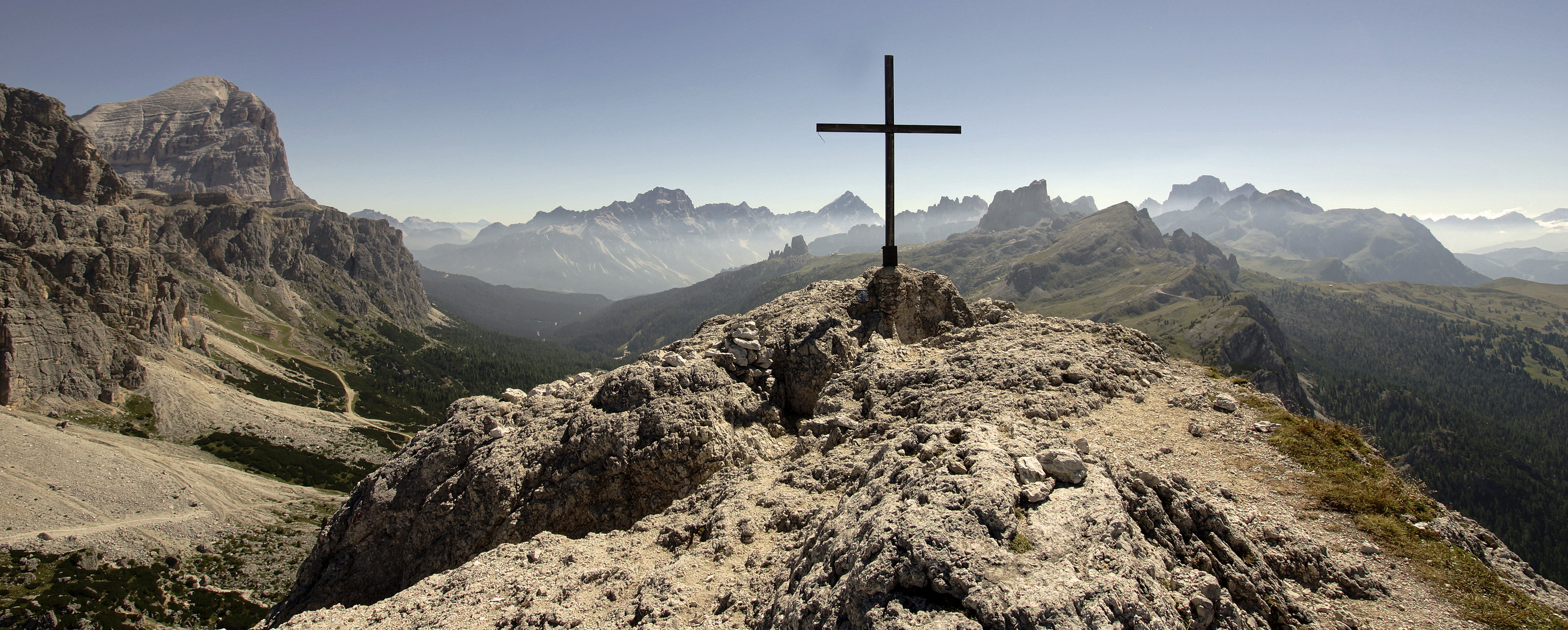 Auf dem Gipfel des "Hexenstein" / ladinisch "Sass de Stria" (Dolomiten)