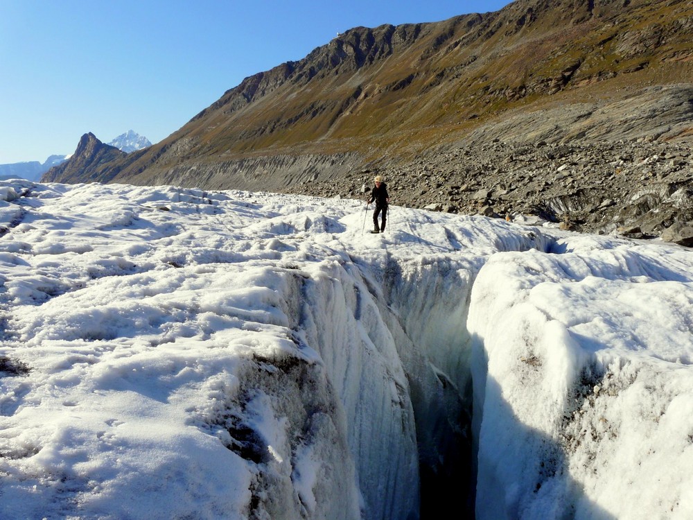 Auf dem Gornergletscher vorbei an Gletscherspalten.