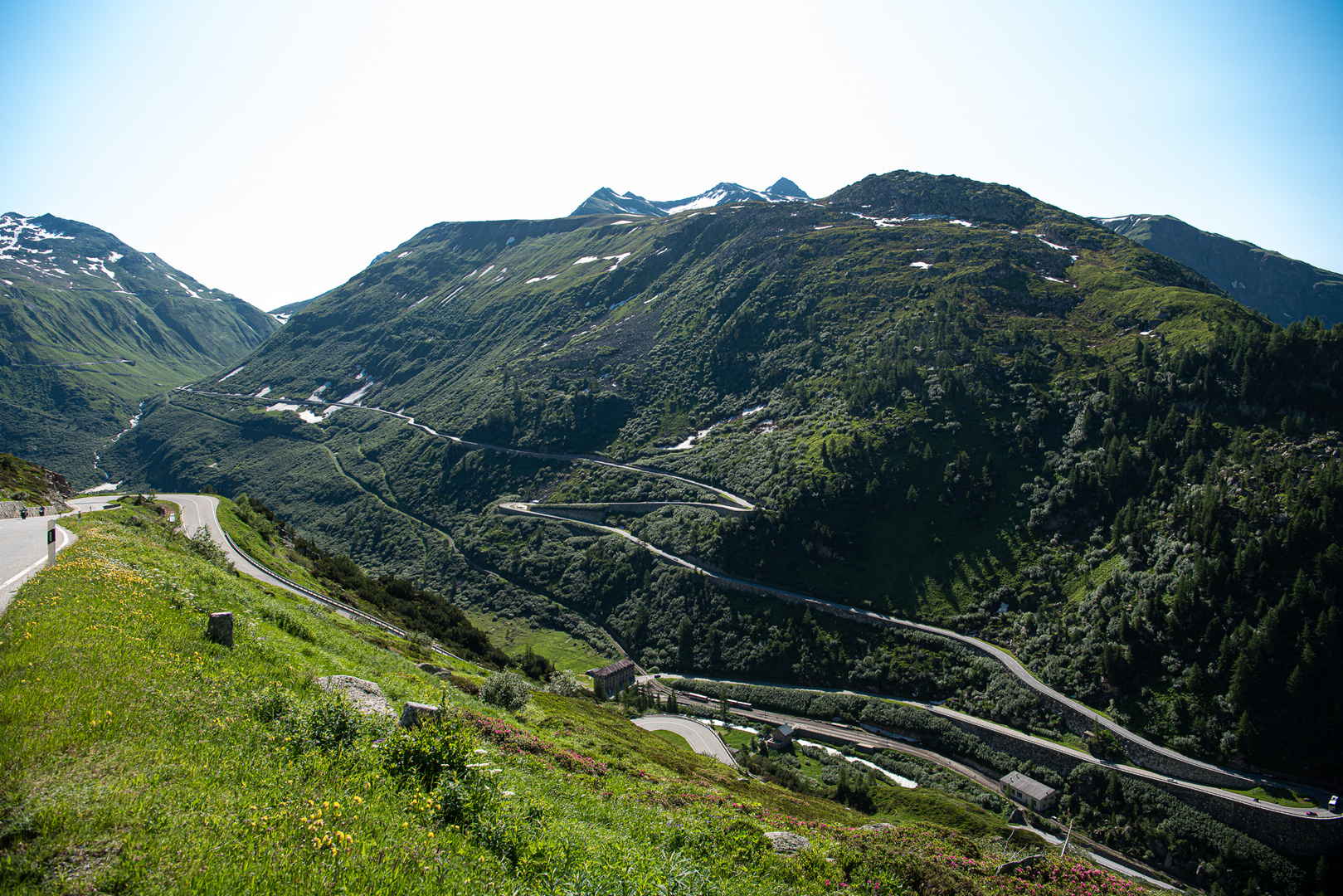 Auf dem Grimselpass mit Blick Richtung Furkapass