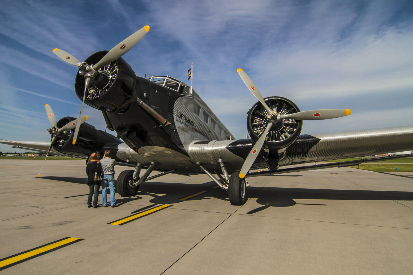 Auf dem Hamburger Rollfeld Tante JU-52.