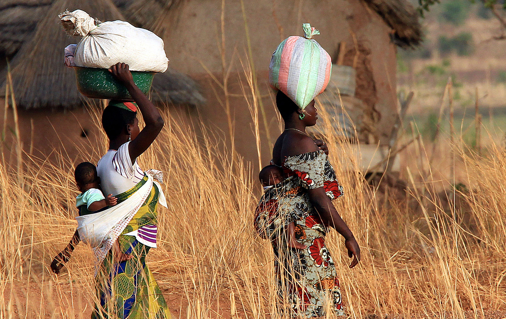 Auf dem Heimweg beim Dorf Koussoukoingou, Benin