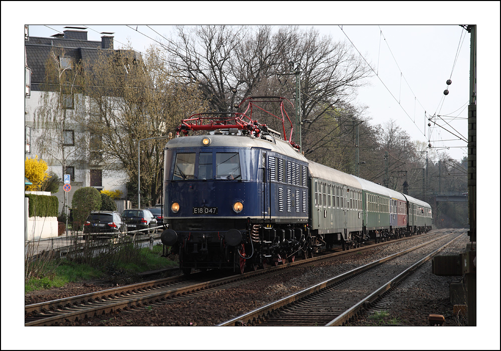 Auf dem Heimweg: E18 047 kurz vor Frankfurt Süd.