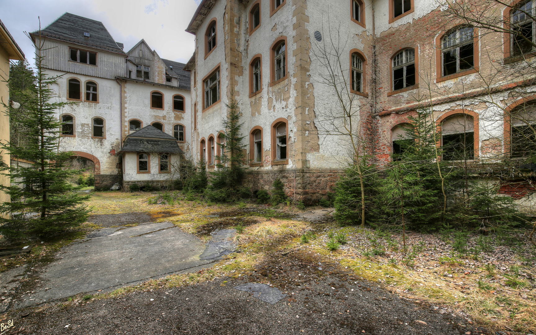 Auf dem Hinterhof.... Foto & Bild | marode, marodes, lost places Bilder