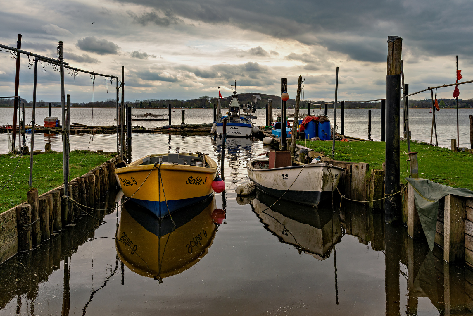 Auf dem Holm stehen die Fischerboote 