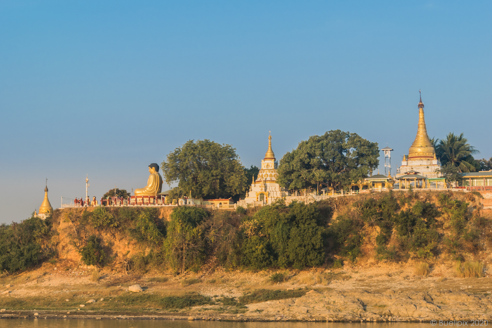 auf dem Irrawaddy bei Sagaing (© Buelipix)