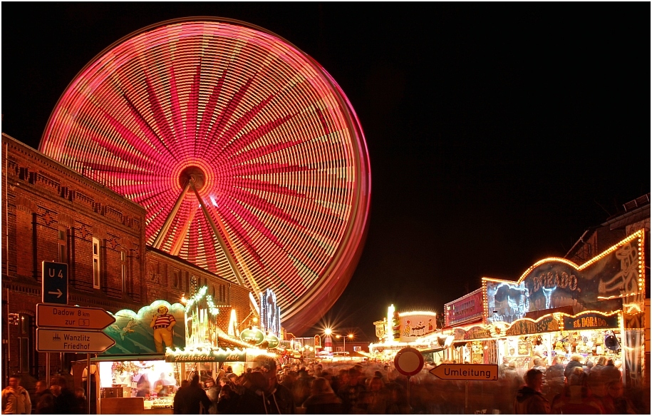 Auf dem Jahrmarkt ist die Hölle los