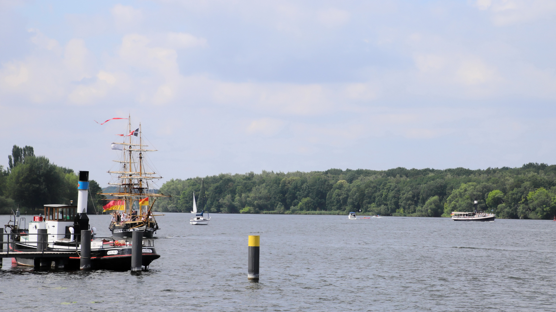 Auf dem Jungfernsee befindet sich hier die Royal Luise