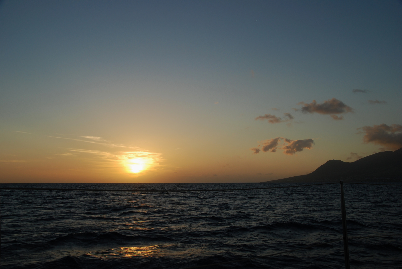 auf dem Katamaran in den Sonnenuntergang