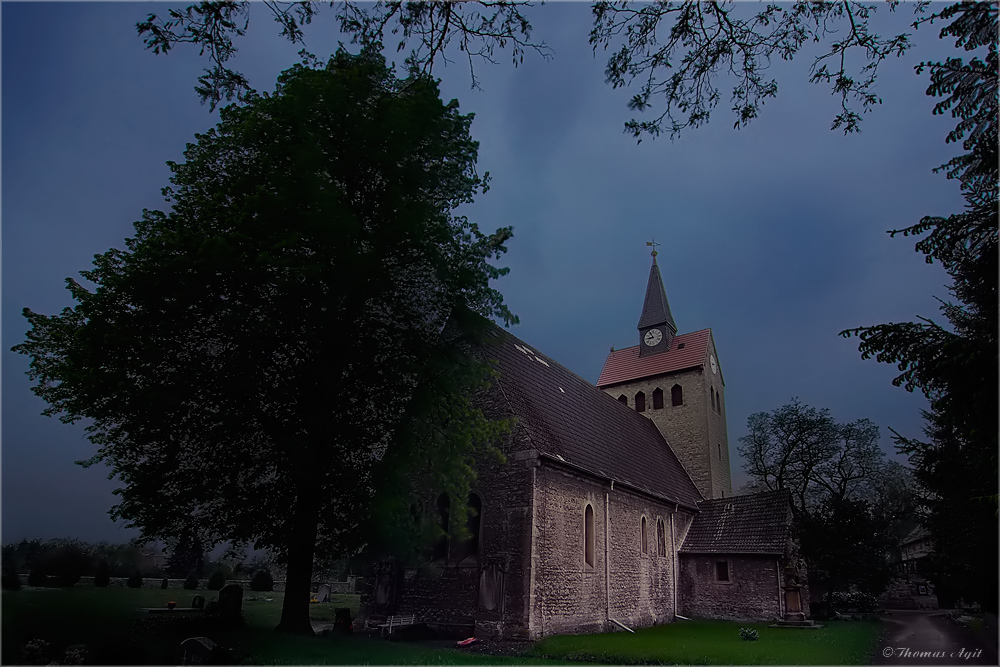 Auf dem Kirchhof der Dorfkirche im Kirchdorf...