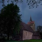 Auf dem Kirchhof der Dorfkirche im Kirchdorf...