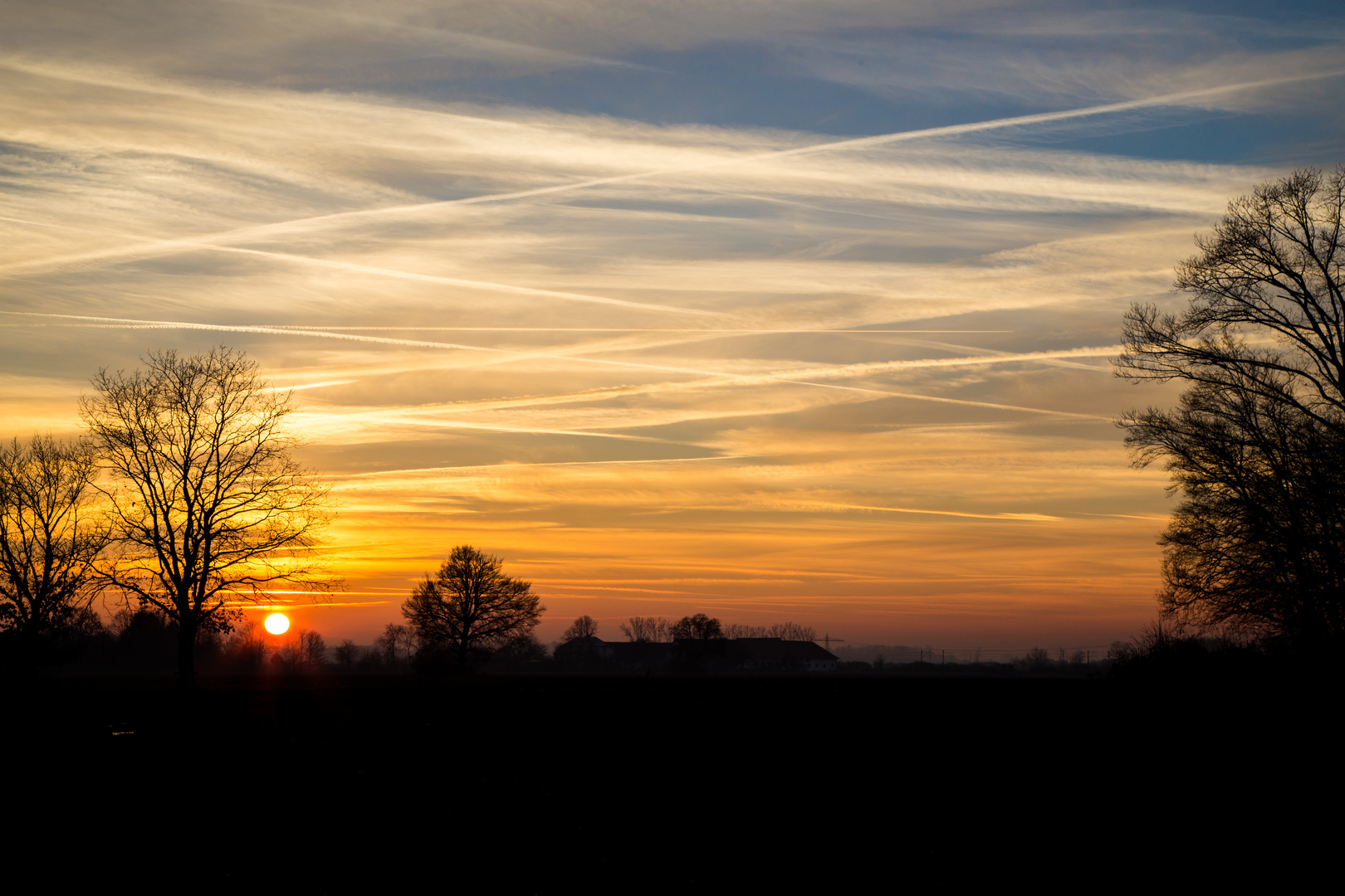 Auf Dem Land Geht Die Sonne Unter Foto Bild