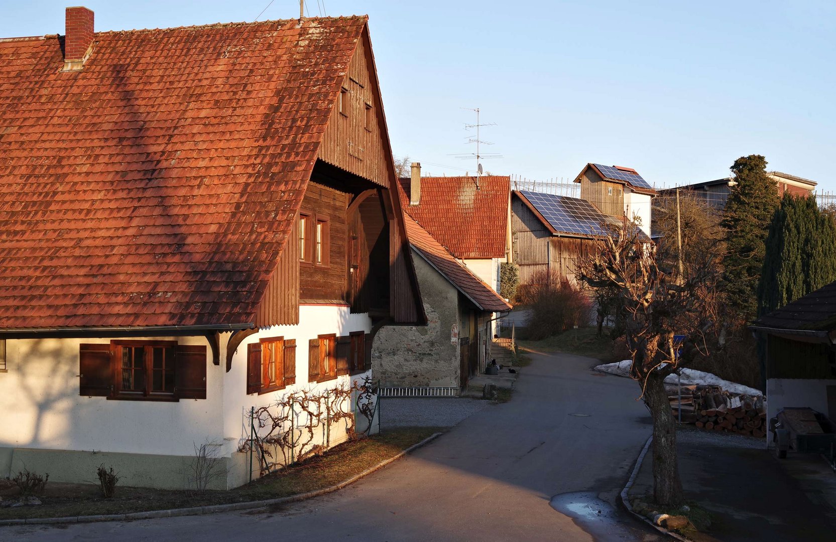 auf dem Lande, Bauernhaus, abends