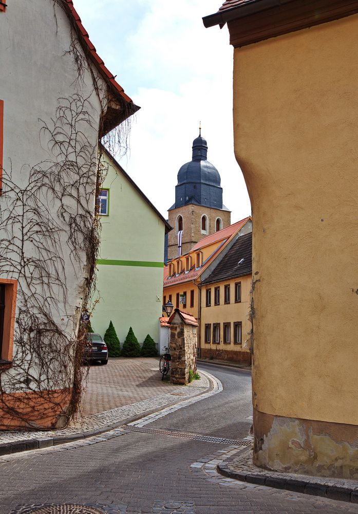 Auf dem Lutherweg in Eisleben - Petristraße mit Blick auf die Luther-Taufkirche St. Petri