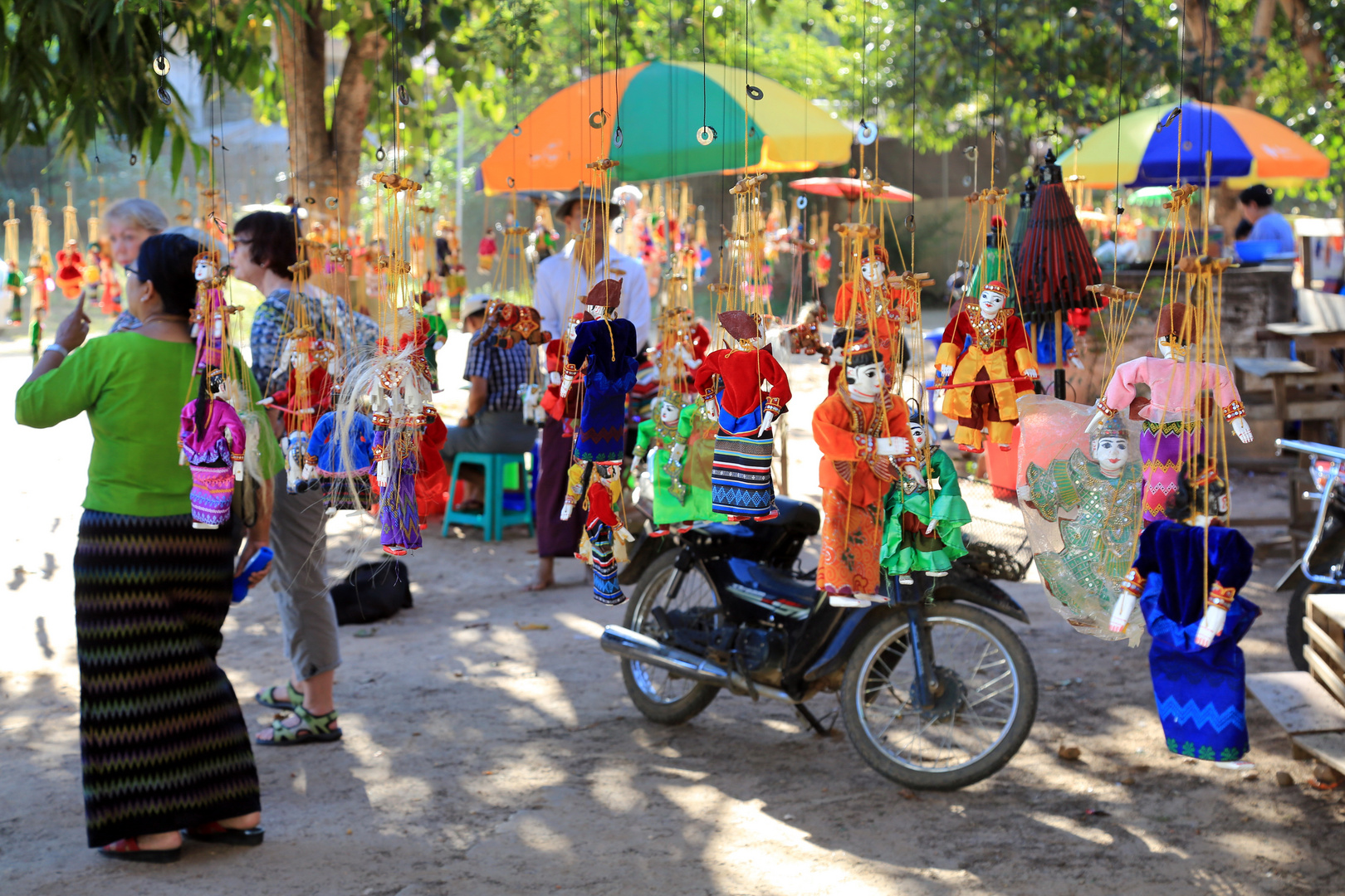 Auf dem Marionetten-Markt von Bagan