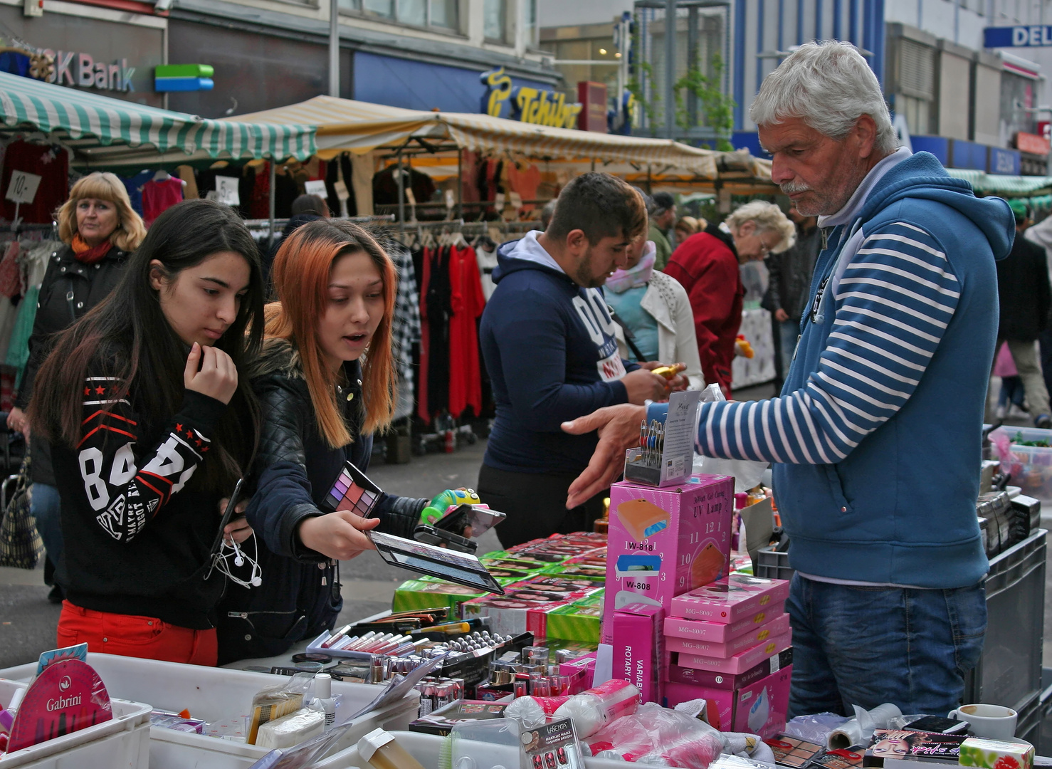 Auf dem Ostermarkt in der Favoritner Fußgängerzone