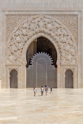  Auf dem Platz der Hassan-II.-Moschee in Casablanca