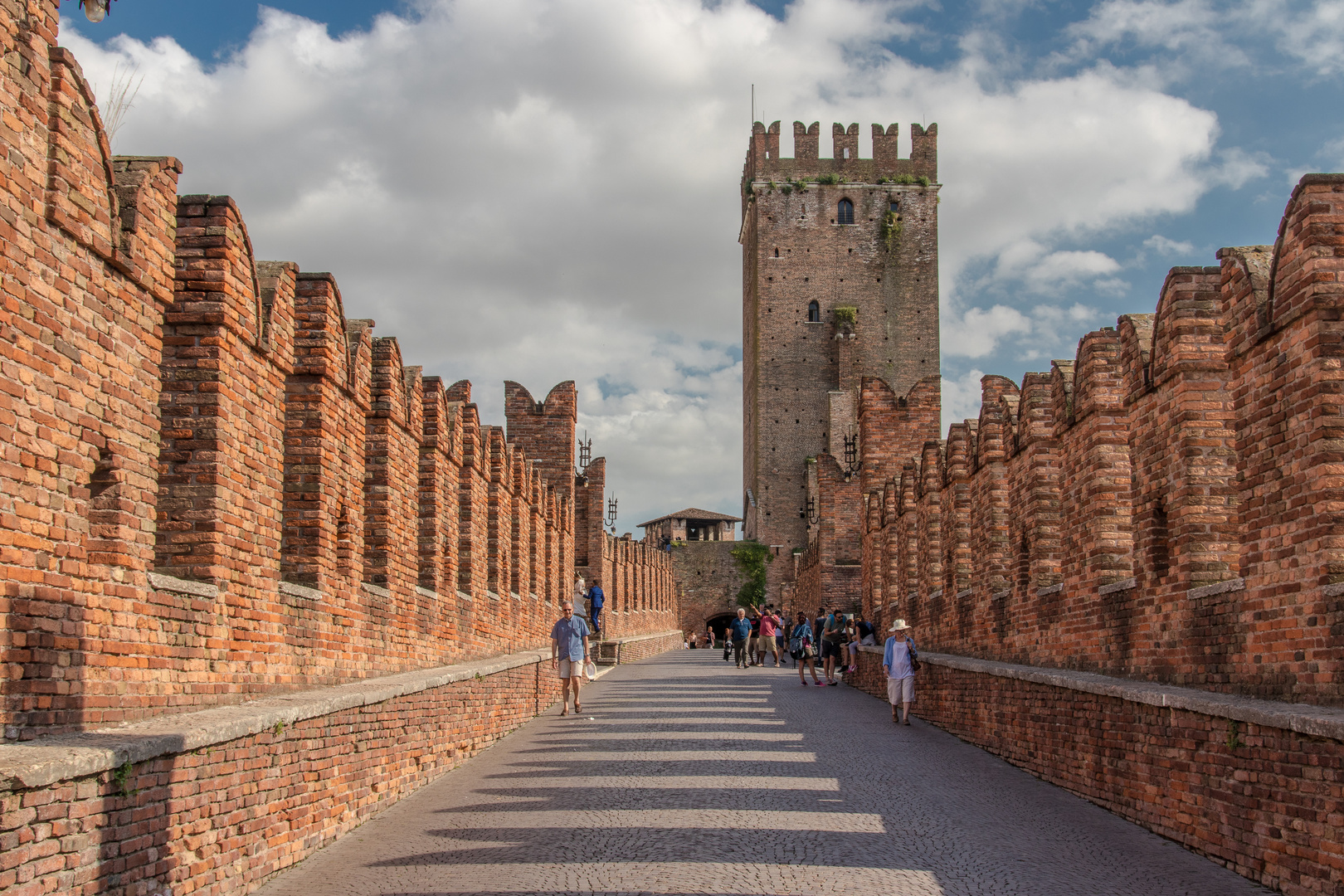 Auf dem Ponte Scaligero in Verona