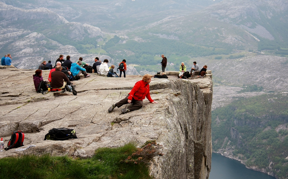 Auf dem Preikestolen mit Ausblick über den Lysefjord, Norwegen