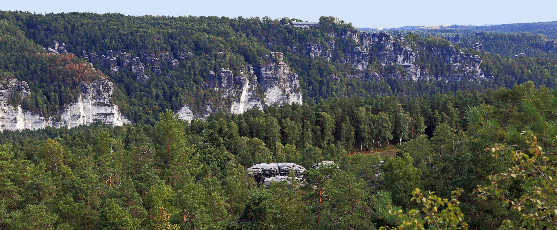 Auf dem Rauenstein der Bastei gegenüber und die weißen Wände sind auch dabei