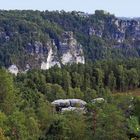 Auf dem Rauenstein der Bastei gegenüber und die weißen Wände sind auch dabei