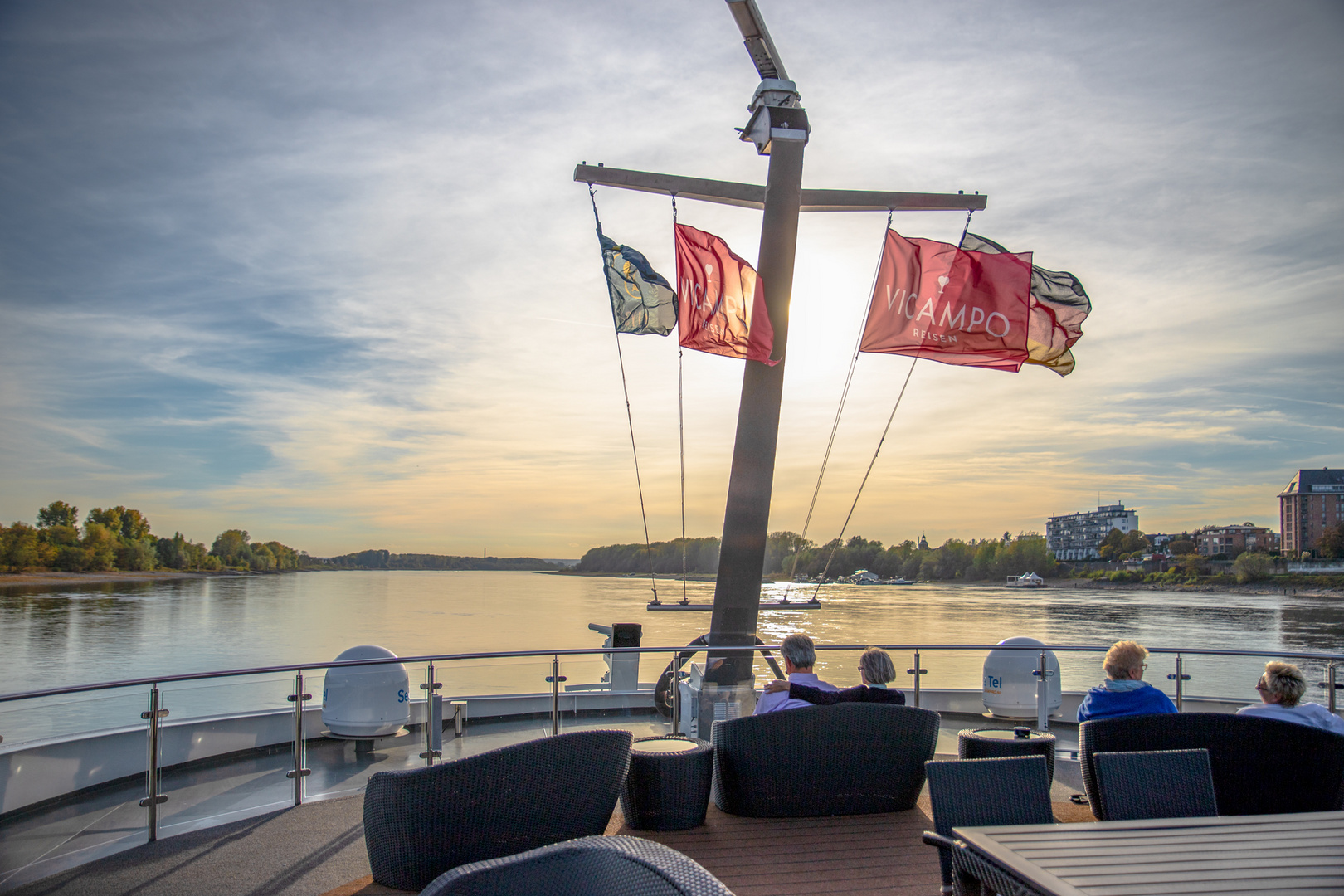 Auf dem Rhein dem Abend entgegen.