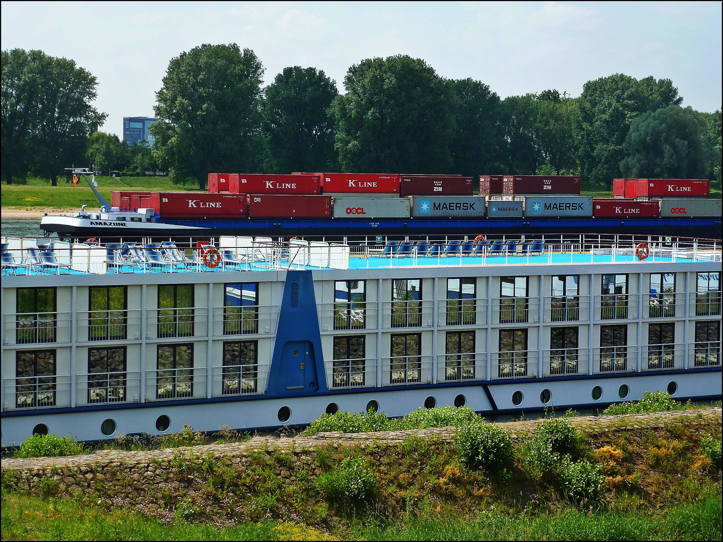 Auf dem Rhein in Düsseldorf