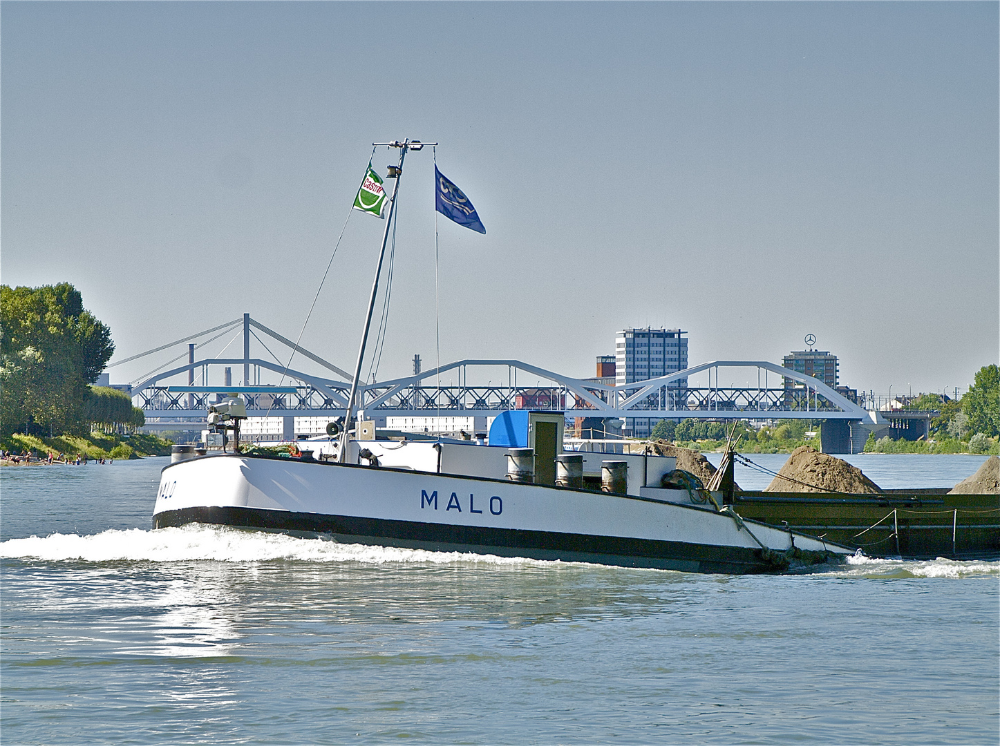 Auf dem Rhein in Mannheim