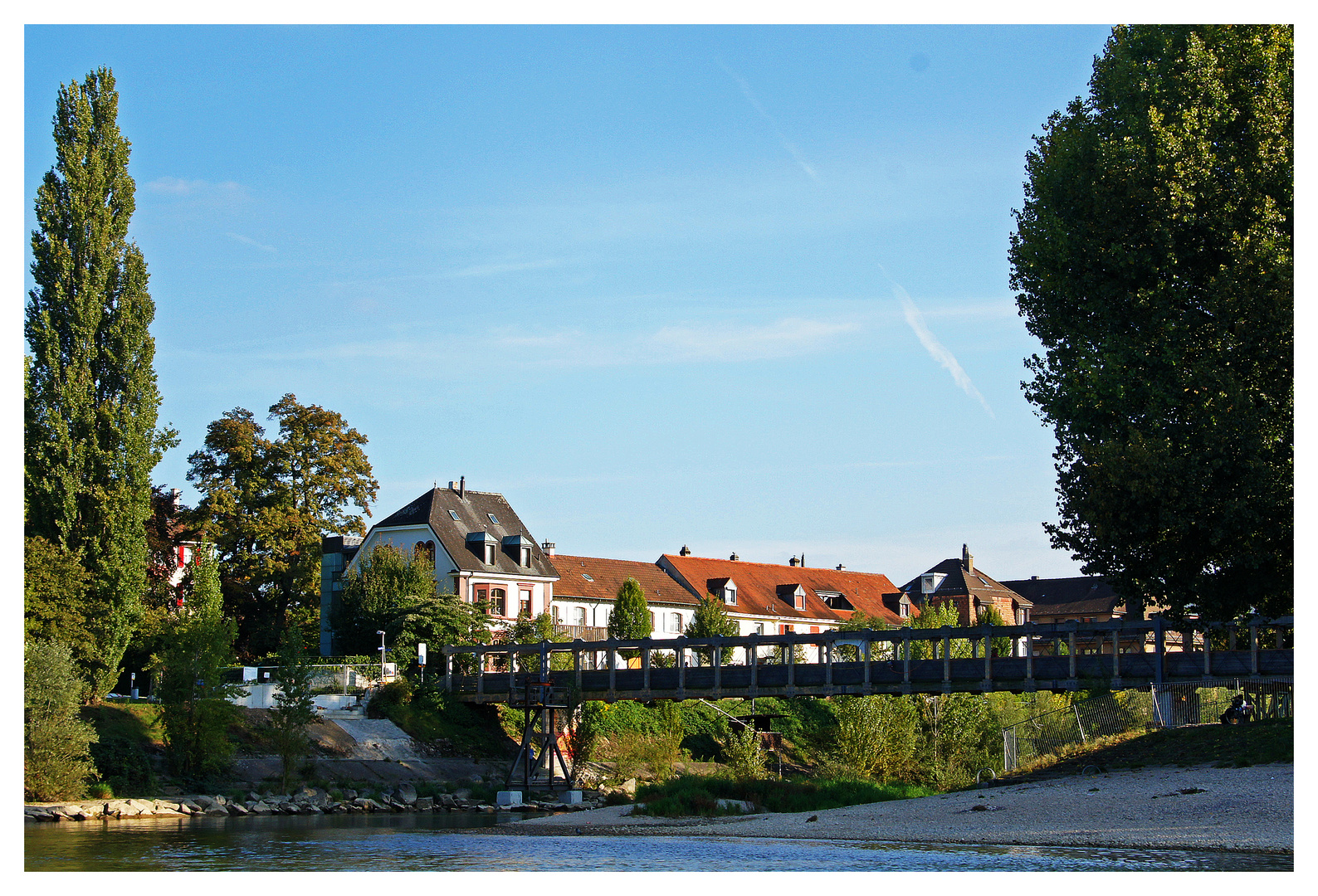 Auf dem Rhein VI: aufwärts gibt's viele schöne Uferpartien