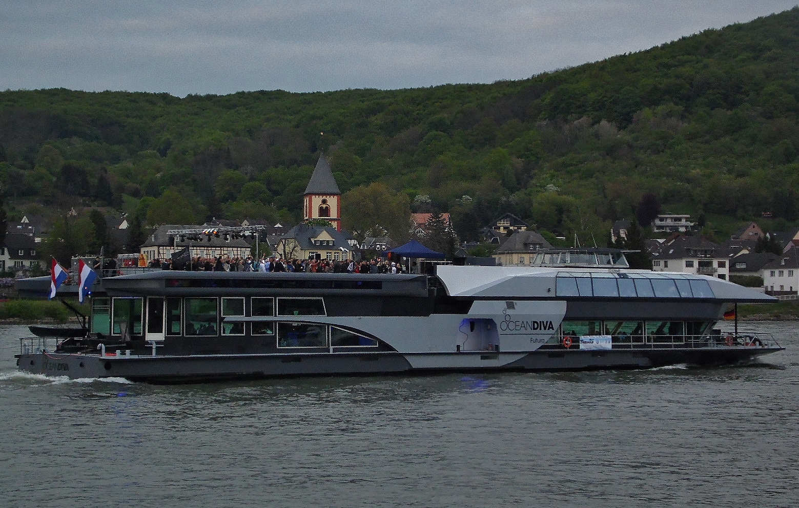 auf dem Rhein wird es futuristisch