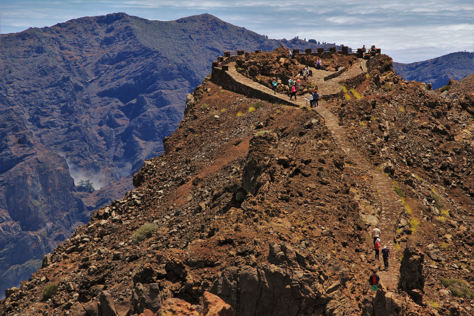 auf dem Roque de Los Muchachos mit Blick in die Caldera