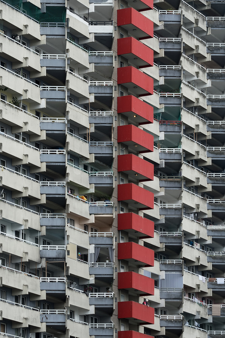 Auf dem [roten] Balkon