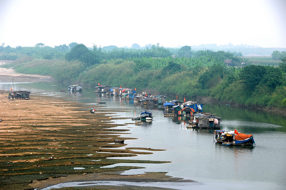 Auf dem roten Fluss in Hanoi