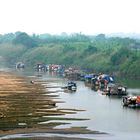 Auf dem roten Fluss in Hanoi