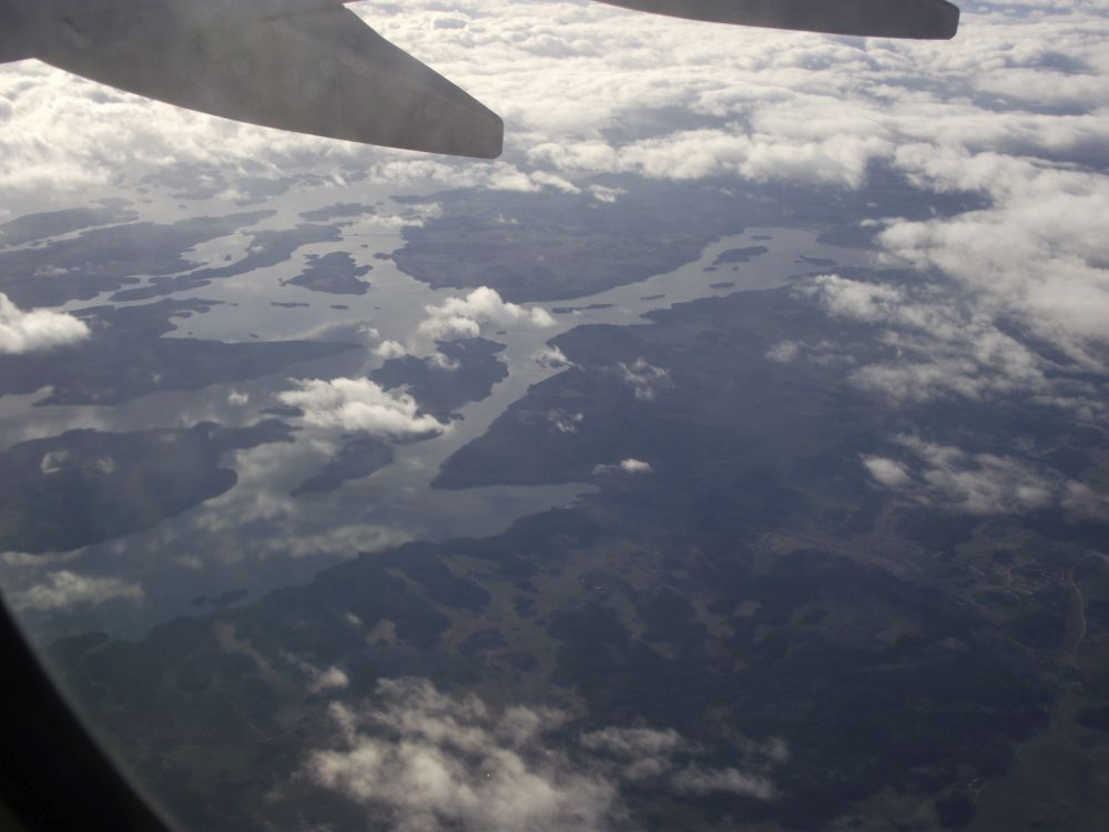 Auf dem Rückflug - Wolken am Himmel und im See.