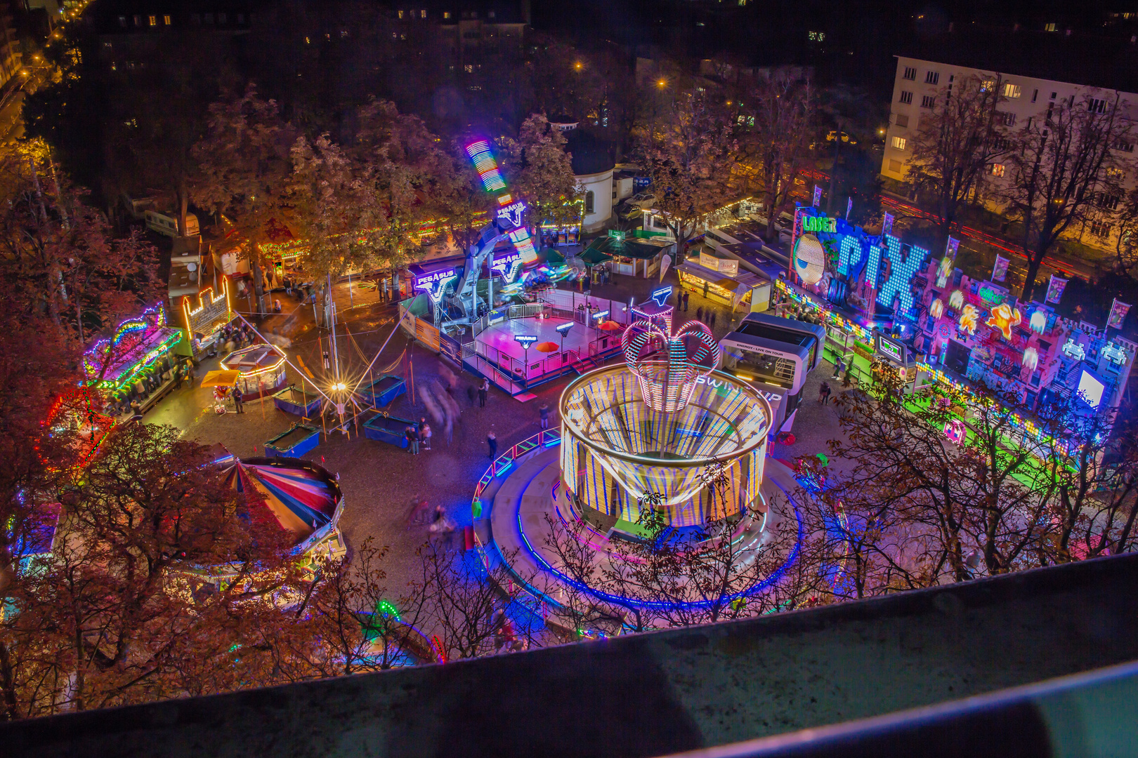 Auf dem Rummelplatz Foto & Bild streetfotografie mit menschen, fotos, spezial Bilder auf