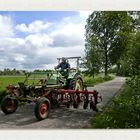 auf dem schmalen Weg fuhr ein Trecker vorbei