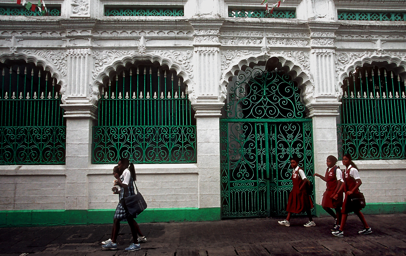 Auf dem Schulweg in Port Louis