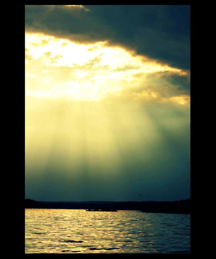 Auf dem See - Sonne bricht durch die Wolken