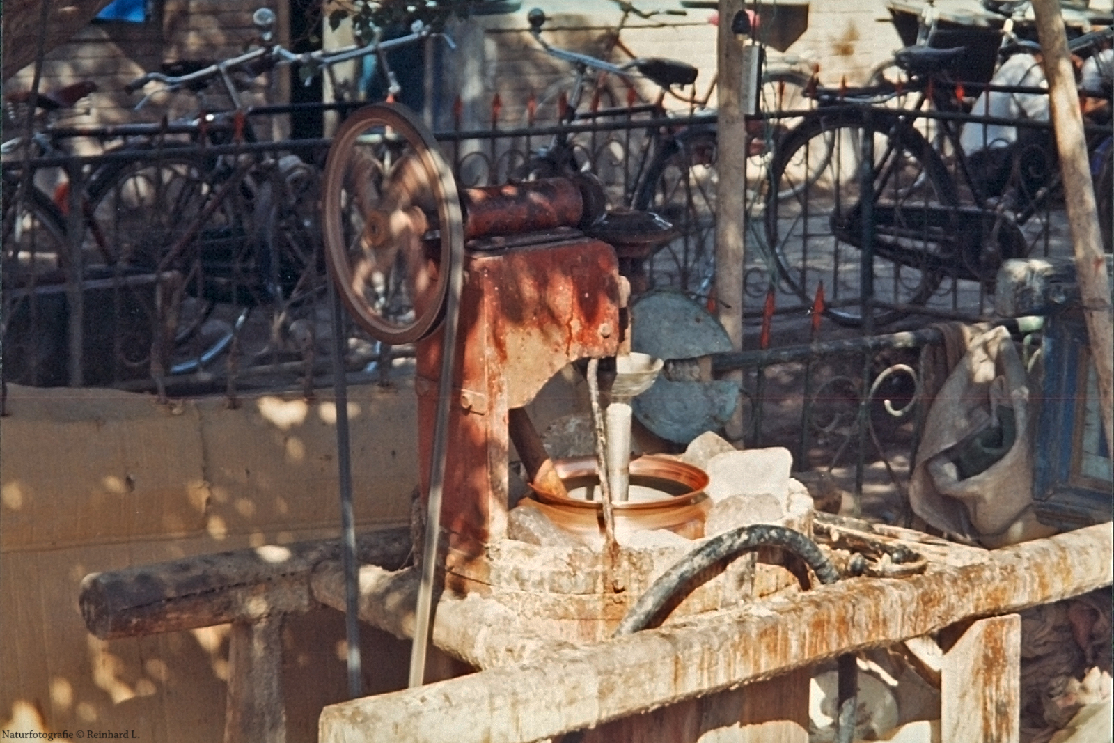  Auf dem Sonntagsmarkt in Kashgar : Die Eismaschine