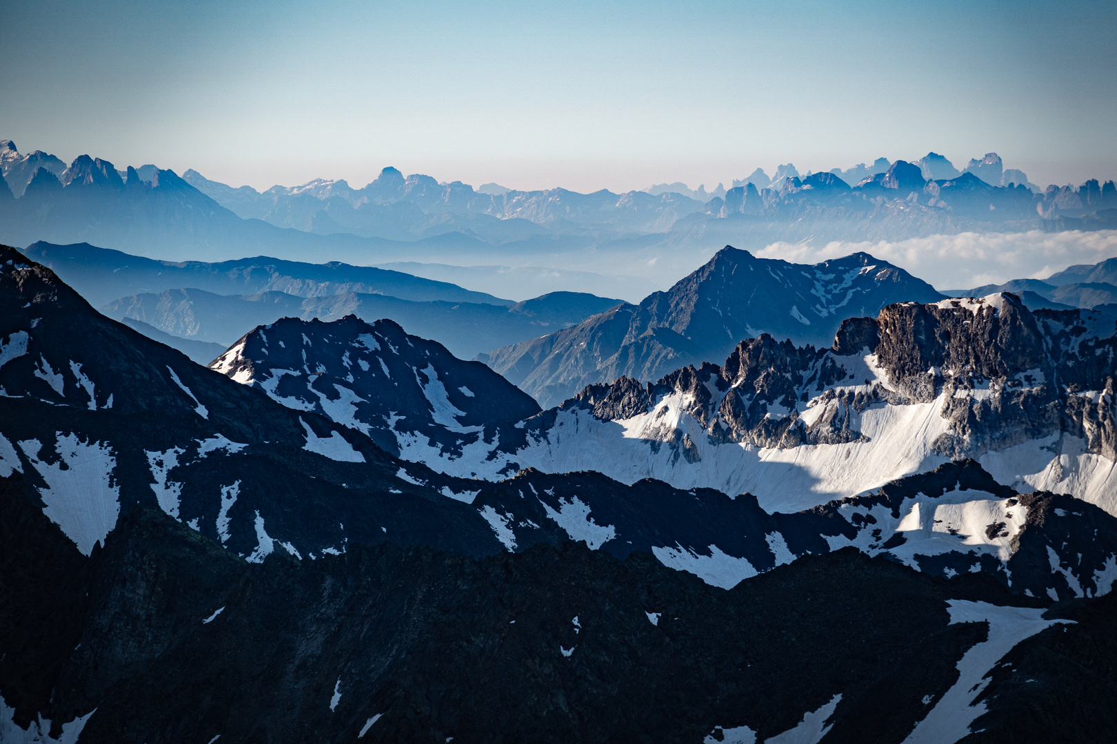 Auf dem Stubaigletscher mit Blick in Richtung Dolomiten...