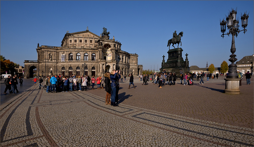 Auf dem Theaterplatz ...